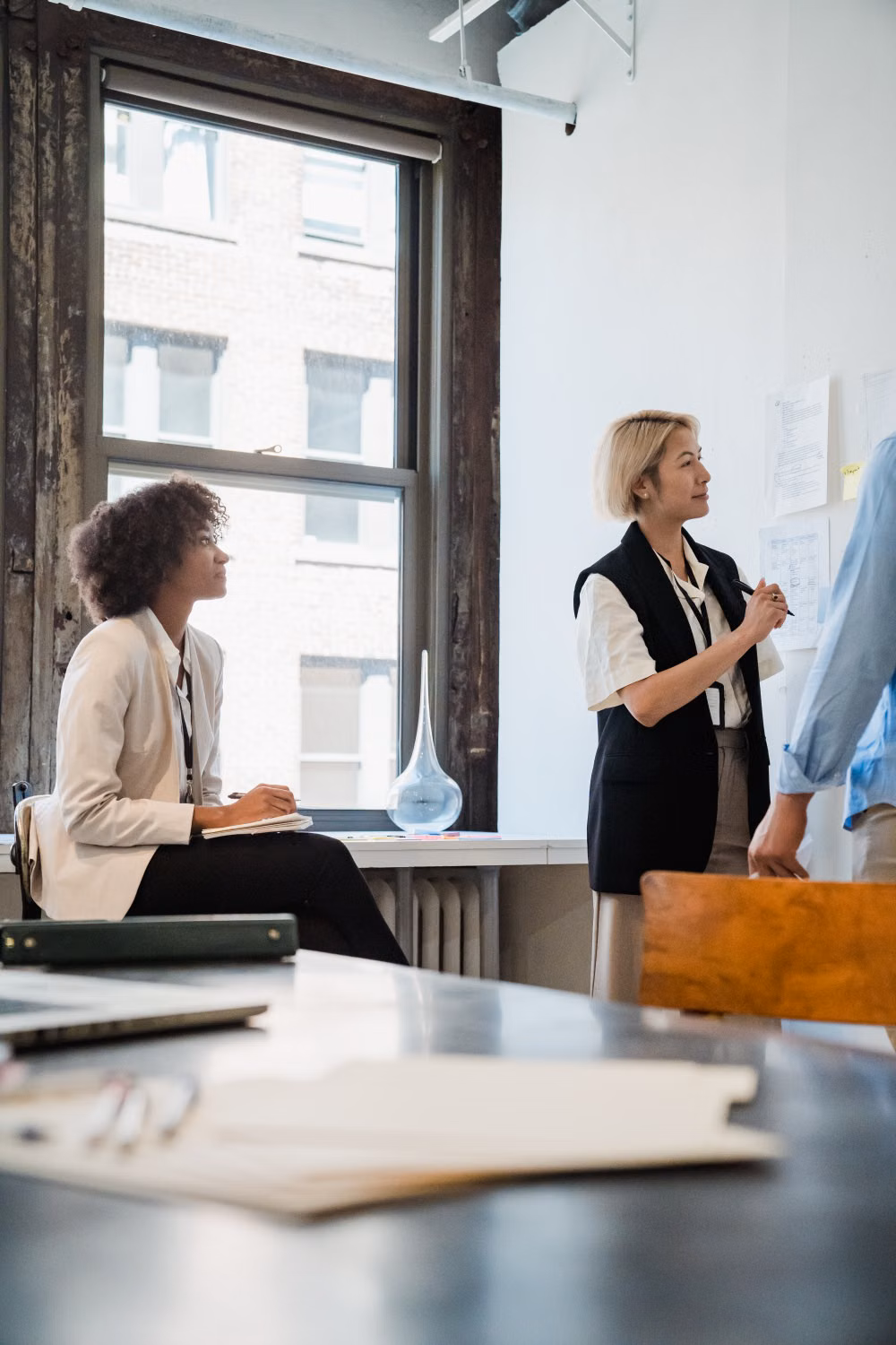Collaboration autour d’un projet dans un bureau