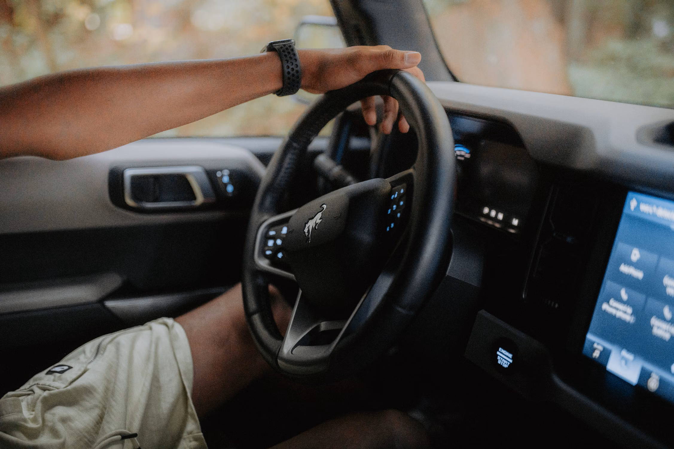 Mains sur le volant d’une voiture