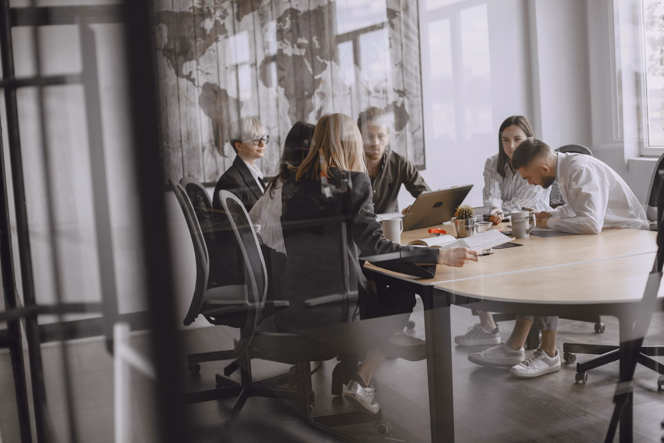 Réunion entre professionnels dans un bureau