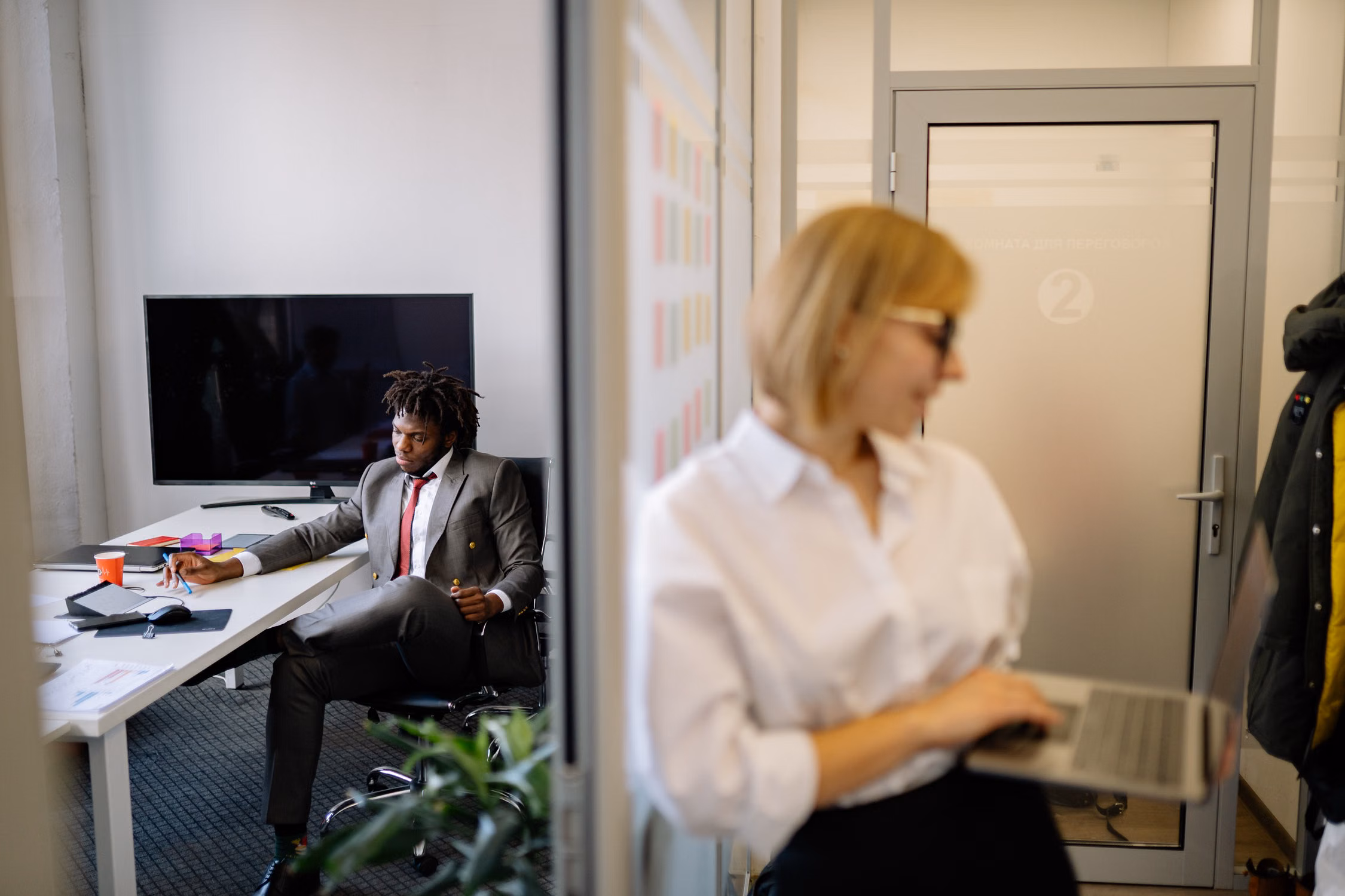 Conversation entre deux professionnels dans un bureau