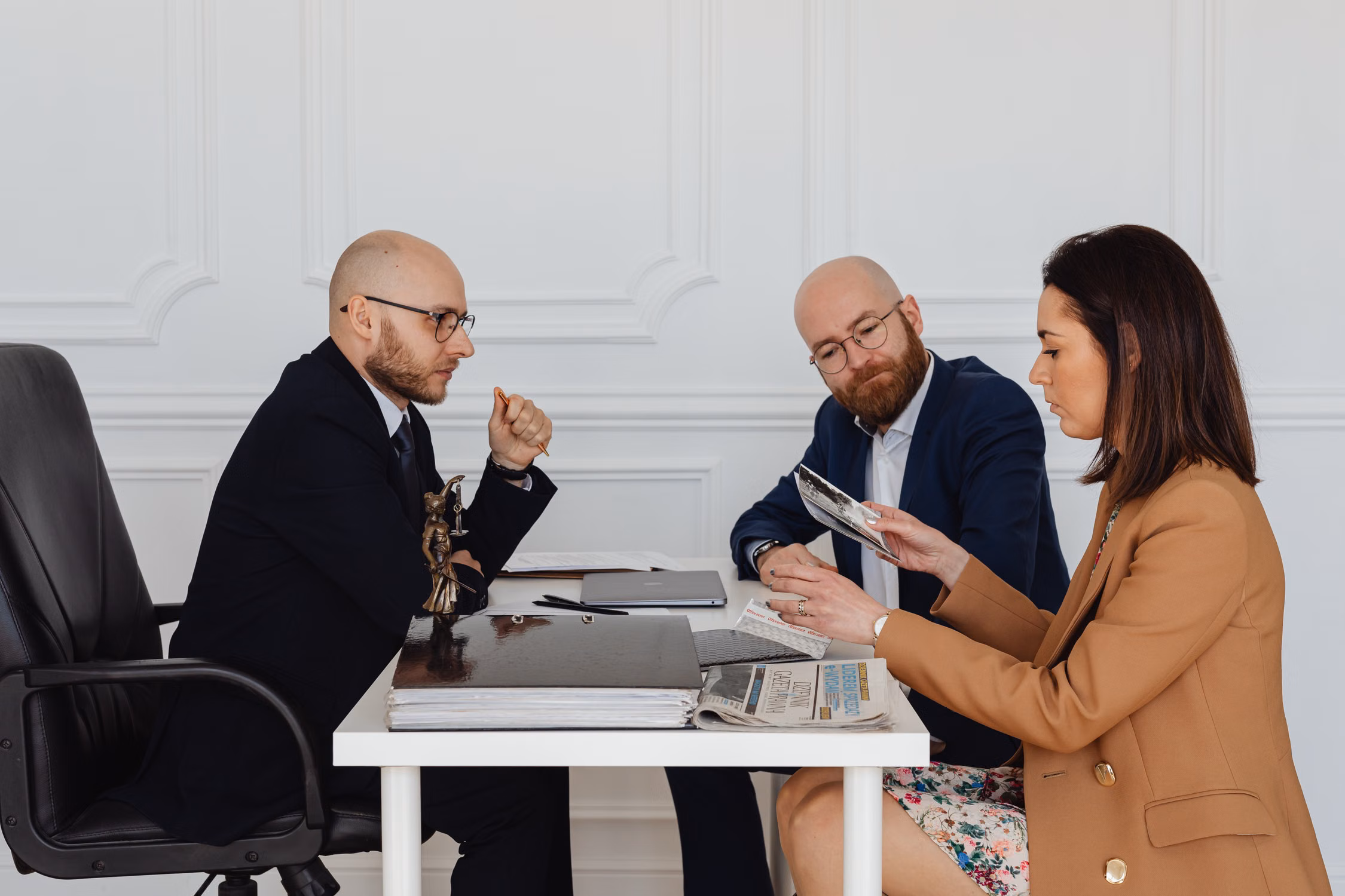 Professionnels réunis pour examiner un dossier