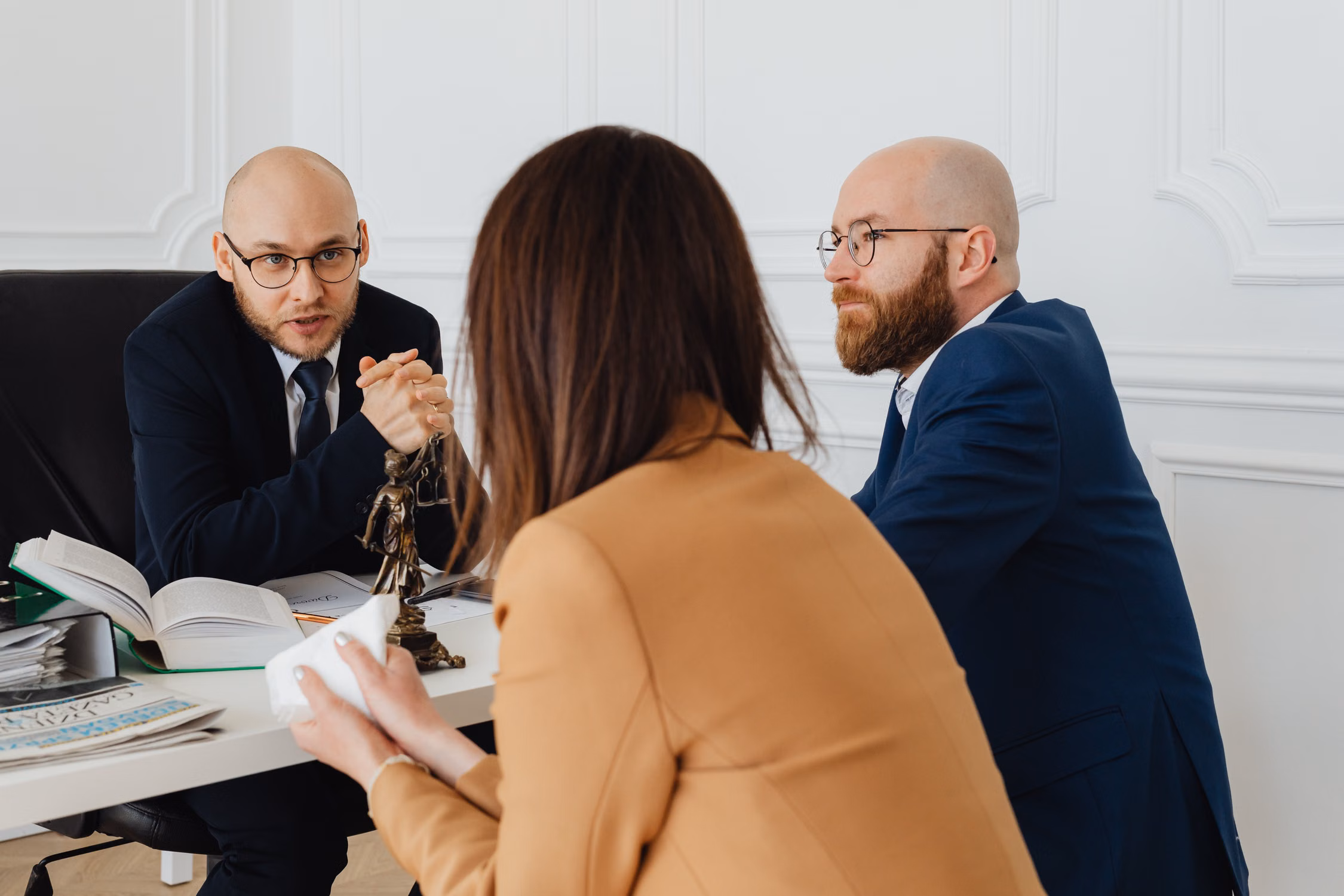Réunion de travail dans un cabinet juridique