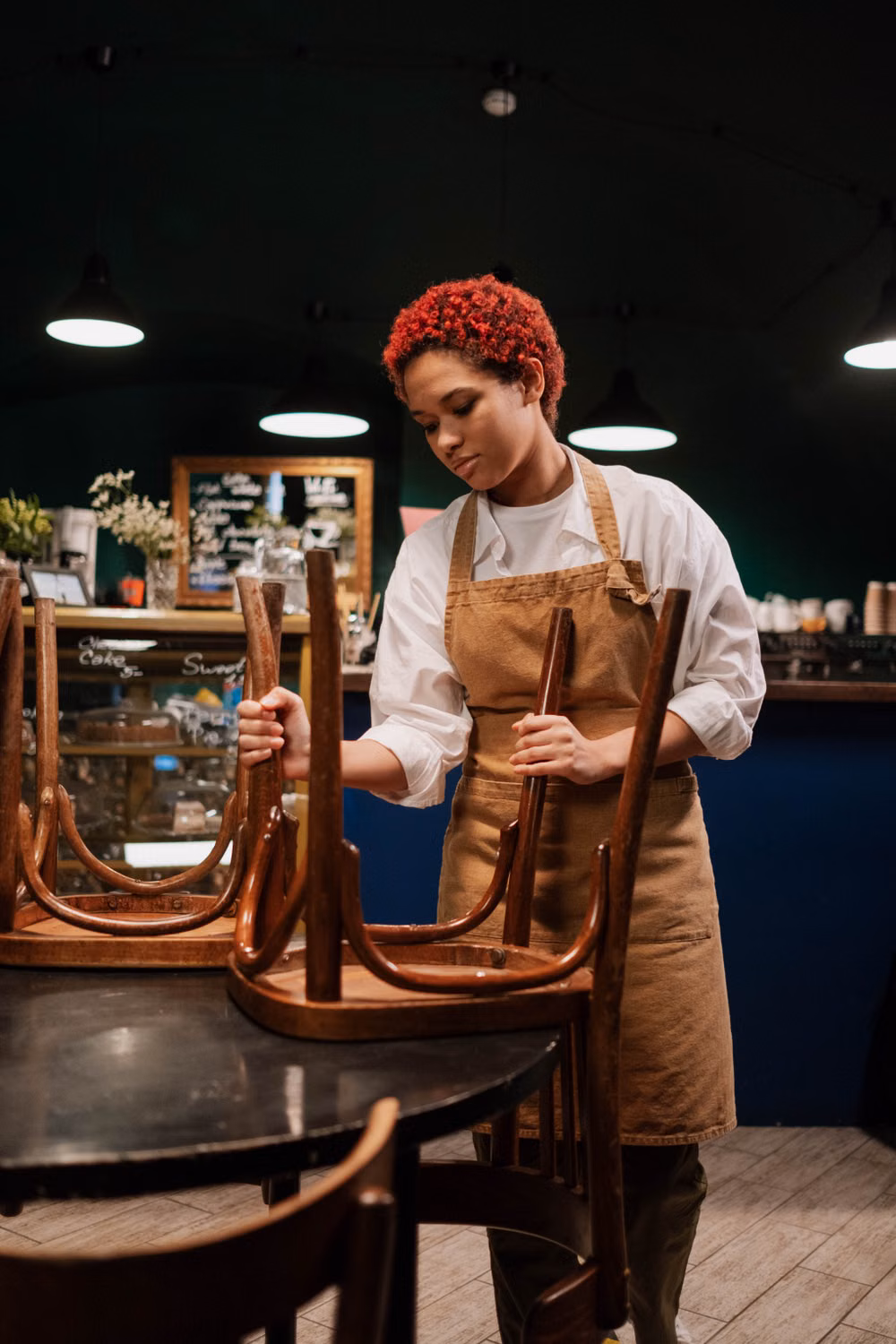 Préparation de la salle d’un café